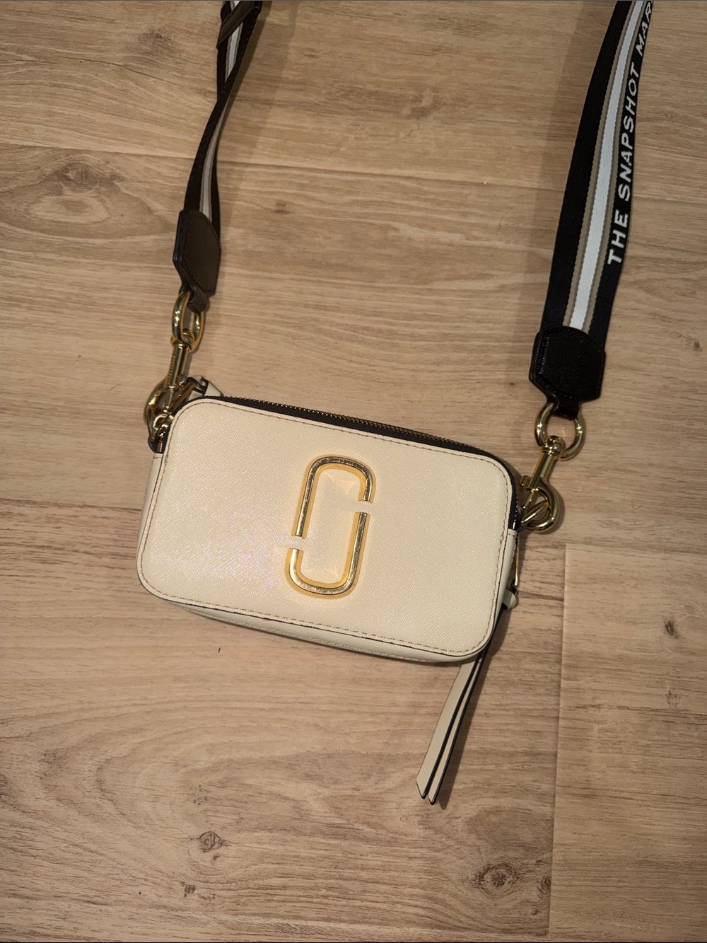 Marc Jacobs Snapshot bag features cream-colored Saffiano leather and gold-tone - Picture 3 of 8